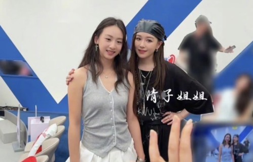 田亮带女儿当翻译，18岁森碟穿polo衫扎马尾，青春靓丽好惹眼