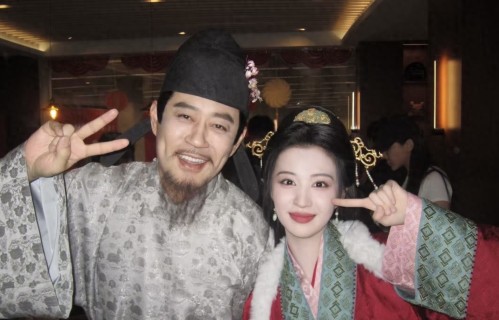 54岁刘钧真潇洒，手术第二天溜出医院吃大餐，点6个硬菜花1088元 