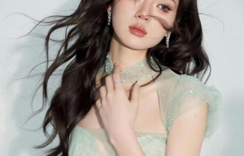 美女壁纸｜第3788期 · 单依纯：被低估的“故事嗓”，00后歌手开始重塑华语情歌的叙事方式|中国好声音|华语乐坛|选秀|冠军|展示会