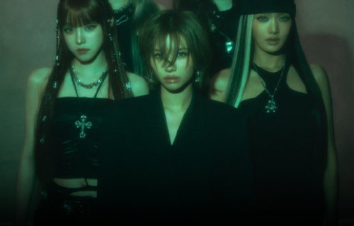 i-dle新专辑《We made》的先行曲《Crow》讲述了怎样的故事和寓意？
