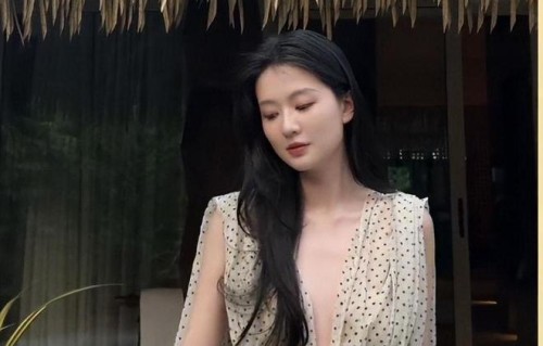 嫁进百亿豪门,上海名媛乔欣近况曝光,出国旅游很自在32岁不生娃