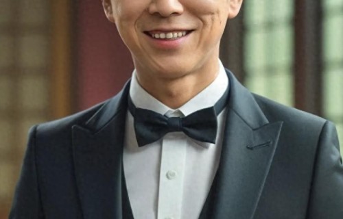 51岁黄渤放慢事业脚步，淡出荧幕专心陪伴家人，平凡孝心尽显担当 