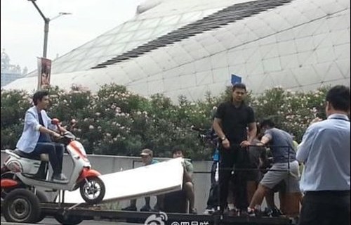 王力宏绿源电动车广告珠江热拍 引网友晒偶遇图
