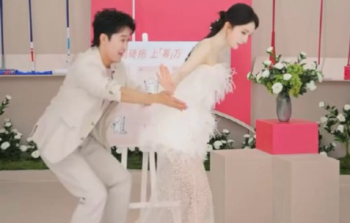 杨幂直播险摔倒！核心爆发稳如磐石，临场高情商化解危机