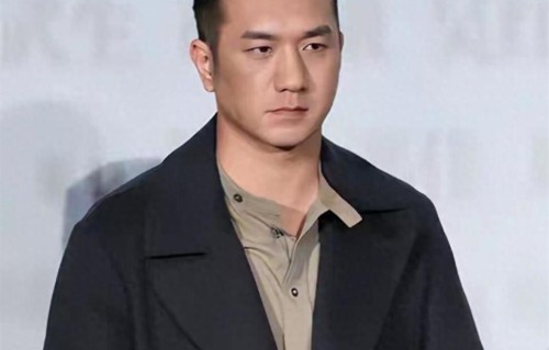 与徐静蕾同居5年分手，后转身娶小13岁网恋妻子，结婚15年零绯闻