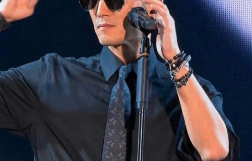 谢霆锋青岛演唱会哽咽落泪 蝴蝶领带被指示爱王菲？ 张柏芝口碑爆增
