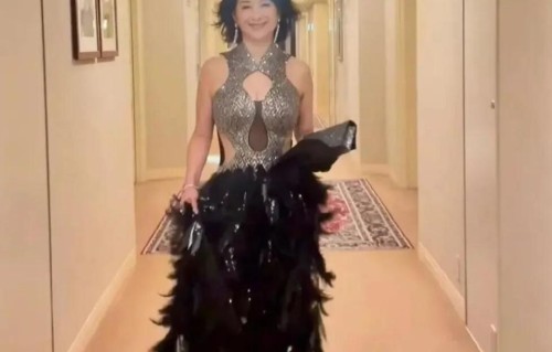 何超琼东京封神：62岁的镂空礼服里，藏着她为爱妥协与清醒转身的半生