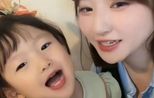 黄一鸣带3岁女儿迪士尼庆生，宣布为了闪闪放弃起诉其生父王思聪