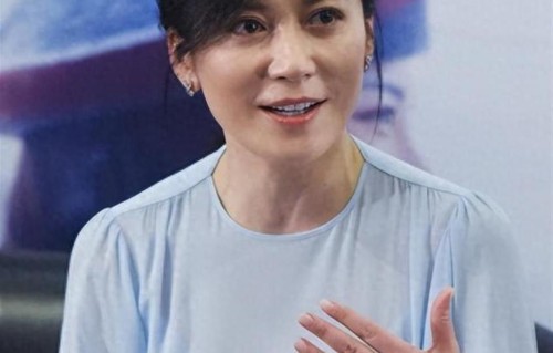 俞飞鸿年过五十仍单身，不靠婚恋傍身，凭自身底气自在度日
