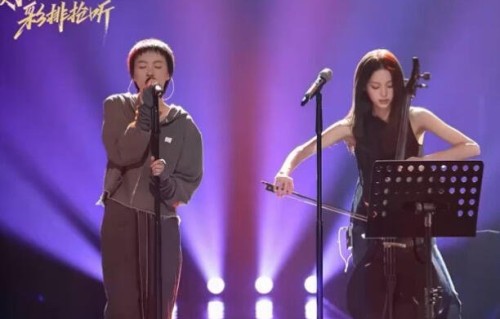欧阳娜娜在《歌手2026》总决赛帮唱窦靖童的表现如何？