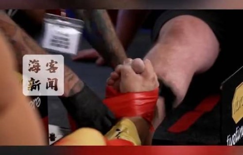 英国举行掰脚腕比赛 选手面对面脚趾相扣