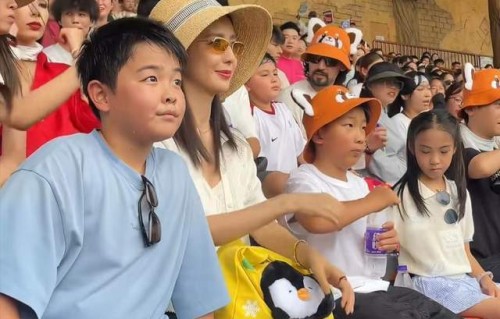 佟丽娅离婚五年形同未离，儿子神似陈思诚，新式育儿模式引热议