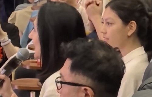 刘烨女儿霓娜亮相首映礼，14岁神颜太惊艳