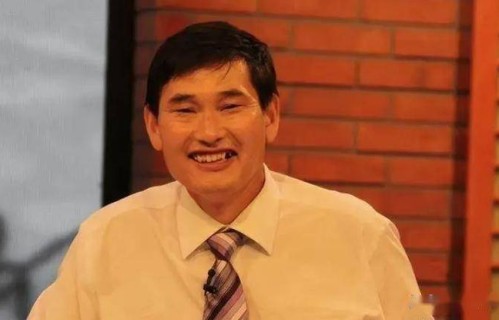 助理曝出大衣哥实际收入!日夜兼程5月档期排满，网友偶遇很亲民