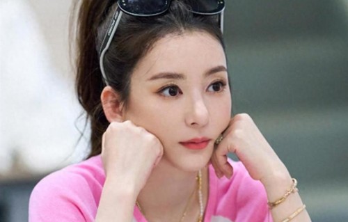 方媛带俩女儿逛街，五官漂亮但衣品有待提升，个矮被指没什么气场