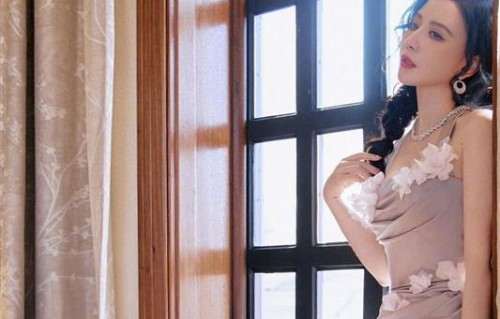 张萌写真示范：高开叉长裙勾勒性感曲线，穿搭与身材自然融合