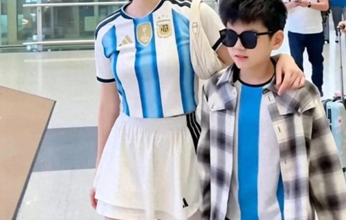 陈妍希母子近照曝光，小星星越长越像陈晓，同穿球衣逛街太有爱了