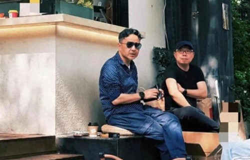 52岁汪涵在湖南长沙咖啡店被偶遇,老人感好重,真是岁月不饶人啊_新闻