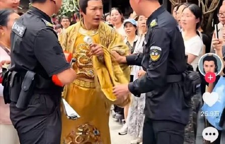 郑国霖获赠的巨型工牌上写了什么内容？