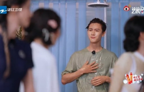 《奔跑吧》第十四季‘水上狂欢’节目中，李昀锐接受冷水淋浴的具体情节是怎样的？