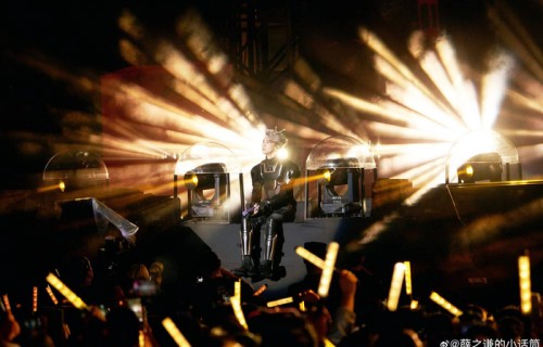 “天外来物”遵义站薛之谦暴雨5分钟发型走失_爱特豆