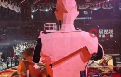 陈小春演唱会后续场次会调整舞台设计吗？|陈小春BIGMAN巡回演唱会|舞台道具|北京演唱会|应采儿|巡演