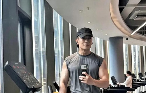 演蜜语纪又演八千里路云和月，比钟汉良还帅，43岁仍单身