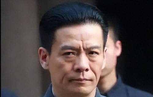 他是反派专业户，总演坏蛋导致57岁才结婚，妻子至今没人见过真容