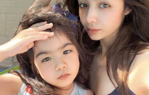 麦迪娜晒女儿近照，颜值神似姜潮本人回应