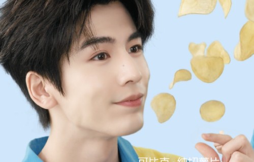 张凌赫吃饭名场面曝光，真实吃相引发模仿潮