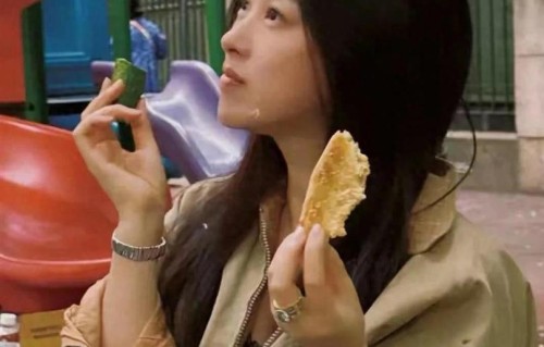 朱珠五一假期和老公朋友一起烧烤，一手拿黄瓜一手拿囊依然优雅