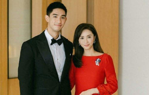 吴婉芳公开次子婚礼现场照，穿红裙现身明艳大方，挽着婆婆站中间