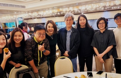 香港知名男星满头银发罕见露面，帅了一辈子，曾与汪明荃恋爱