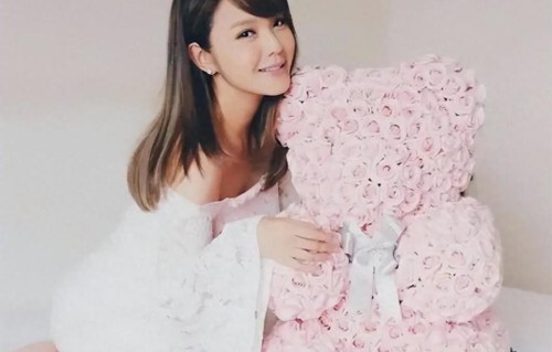 46岁官恩娜近况曝光！嫁老外生一对儿女，如今婚姻幸福被宠成公主