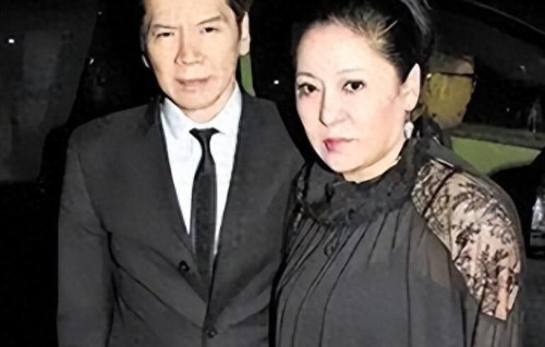 向华强懵了！砸数亿捧半生都没红的向佐 被易立竞一次采访推上顶峰
