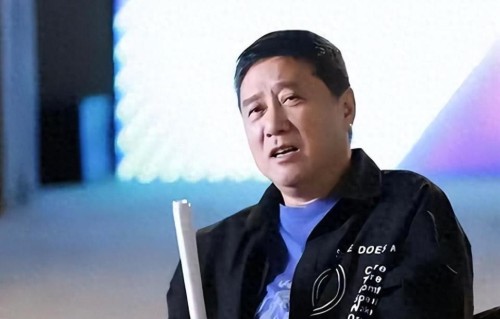 40岁名导为19岁新星抛妻弃子，净身出户后，最终晚景凄凉孤独终老