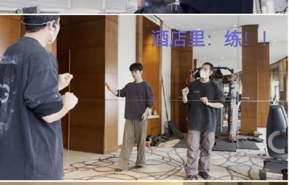 肖战强大的舞台应变能力主要源于哪些方面的训练和积累？