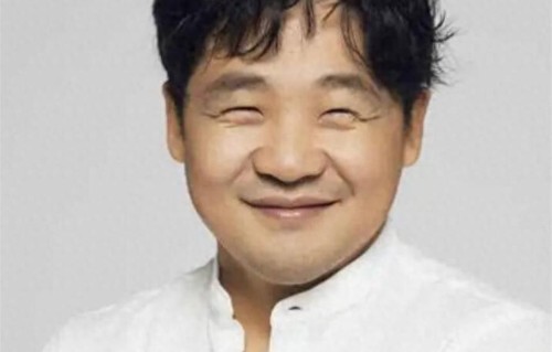 他是梁天的徒弟，相貌平庸憨头憨脑，甘愿演20年配角，今片约不断