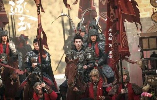 严屹宽力挺张凌赫：被骂“粉底液将军”，未必是坏事