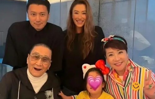 锋芝恋的感情经历对他们的事业有何影响？