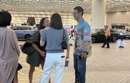 47岁孙芸芸做外婆后现身香港，穿短裤身材健美，偶遇钟镇涛心情好