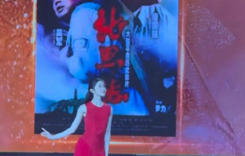 刘浩存雨中跳舞的舞台为什么是湿滑的？