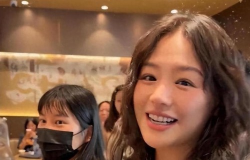 武康路偶遇马思纯 ，腼腆社恐尽显温柔 ，素颜近距离颜值惊艳众人