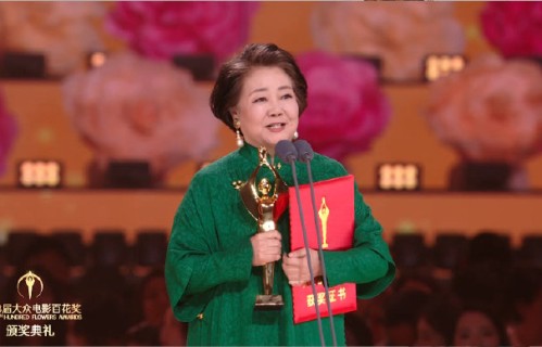 宋佳马丽落泪祝贺萨日娜获奖，梁家辉暖心安慰太动人