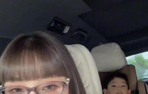 郭碧婷与闺蜜带孩子去动物园游玩，女儿性格活泼，儿子略显拘谨