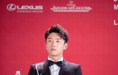 郑恺助阵《影》威尼斯首映 调侃从王的男人“升职”