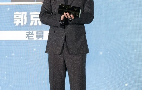 白玉兰晚宴肖战13秒走路封神，太意气风发！