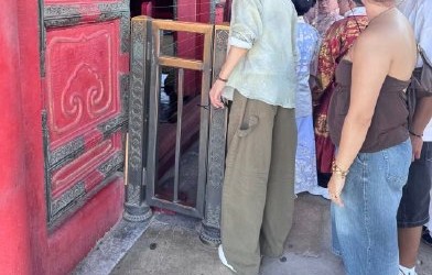许凯在故宫被偶遇时有哪些具体的接地气行为和互动？|游客|门缝|素颜|粉丝|明星