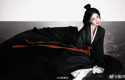 陈都灵黑衣红造型颠覆形象，冷艳魅惑演绎妖后氛围