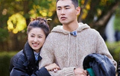 原来他俩是两口子，都是上戏毕业，如今出演冬去春来终于火了